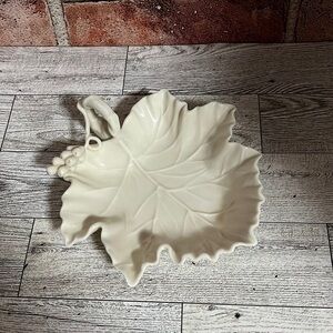 Cream/ off‎ white maple leaf dish